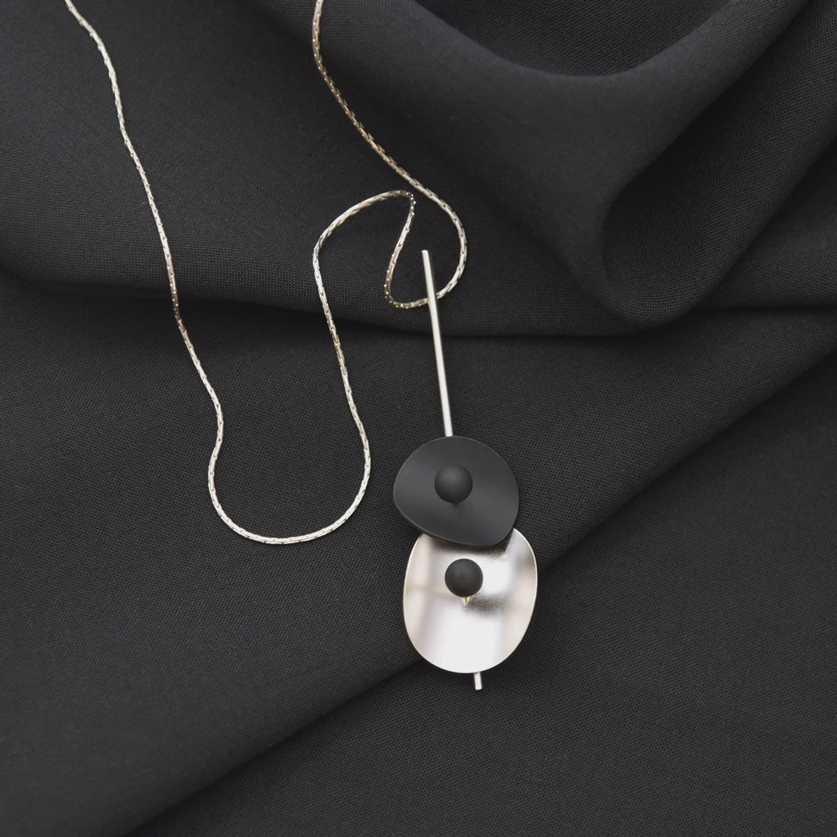 Pursuits Choir Necklace Satin Silver*Black
